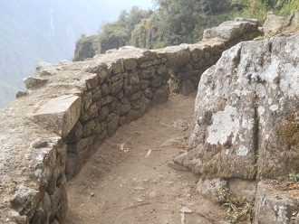 Camino al puente Inca, muralla con hueco 01