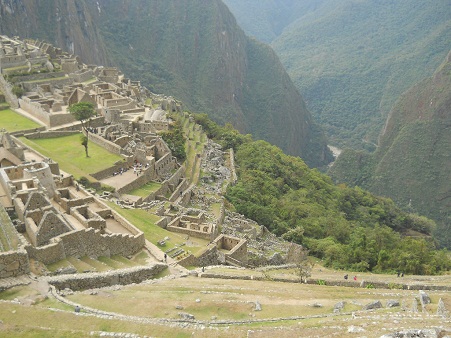 Machu Picchu: vista al puente, templo de
                    espejos, prisin cndor, valle Urubamba