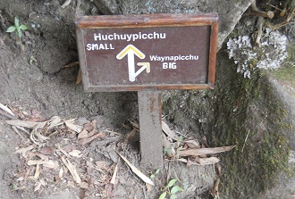 Camino y placas: la particin de caminos al
                    mirador pequeo Huchuypicchu y al mirador grande
                    Huaynapicchu (Waynapicchu), primer plano
