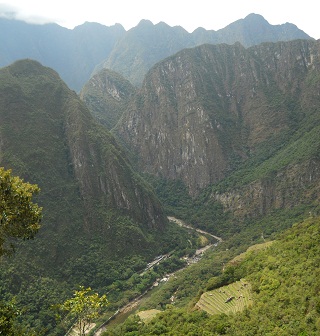 Camino al mirador Huaynapicchu, vista al valle
                    Urubamba con terrazas, foto panormica