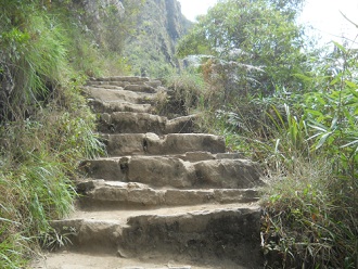 Camino al mirador Huaynapicchu, escalera
                    irregular