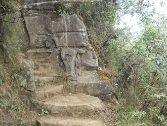 Camino al mirador Huaynapicchu, camino con
                    escaleras