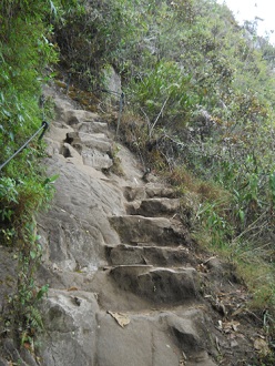 Camino al mirador Huaynapicchu, escalera
                    esculturada en 1 trozo 02