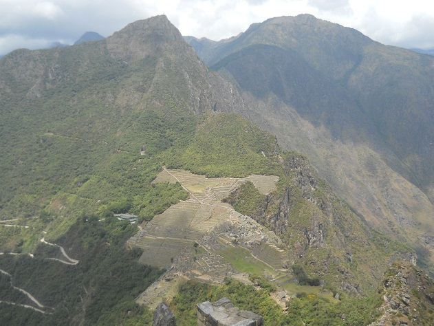 Pueblito de Huaynapicchu, vista a Machu Picchu
                    con montaas en el fondo 02