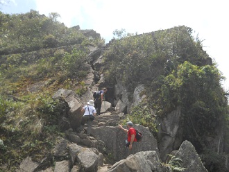 Camino a la cumbre del mirador Huaynapicchu, la
                    entrada del tnel