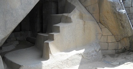 Mach Picchu: la cueva de momias con
                                una escalera en 1 trozo y un muro
                                ondulado