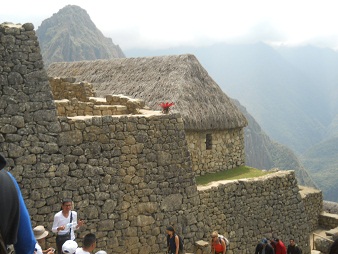 Machu Pichu: Haus mit Strohdach mit dem Hausberg Huaynapicchu im Hintergrund