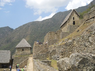 Machu Picchu: Die Rckseite der Wachhuschen [oder Ruhehuschen oder Festhtten?]