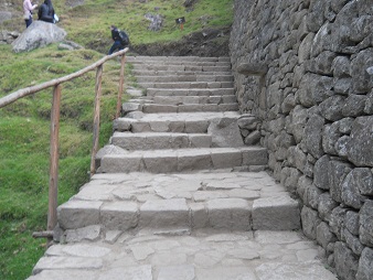 Machu Picchu: Treppe mit breiteren Stufen
