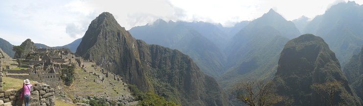 Sicht auf die Hausberge von Machu Picchu: Huchuypichhu (klein), Huaynapicchu (gross) und der Putucusi-Berg, und weitere Berge im Hintergrund, Panoramafoto
