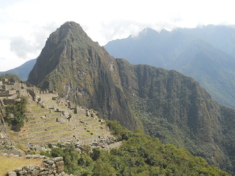 Sicht auf die Hausberge von Machu Picchu: Huaynapicchu (gross)