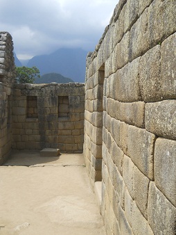 Inkazimmer in Machu Picchu: Aussenmauer mit Trffnung