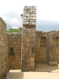 Machu Picchu, Inkazimmer: Schiefe Mauer 03
