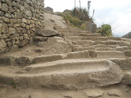 Machu Picchu: Immer trifft man auf Treppen, die aus einem Stck aus dem Fels herausgehauen sind 6