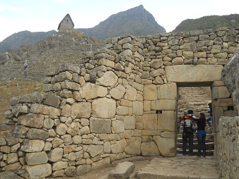 Machu Picchu: Das Haupt-Sonnentor mit dem Berg im Hintergrund