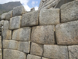 Die Mauer des Sonnentempels mit dem Tempelraum oben drber
