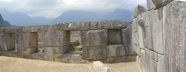 Tempel zu den 3 Fenstern: 3 Fenster und 1 Nische, und hier ist die andere Seitenmauer (mit Erdbebenschaden)