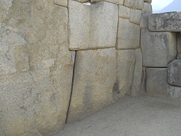 Machu Picchu: Tempel zu den 3 Fenstern:
                            Die linke Mauer, Nahaufnahme, Details der
                            Mauer 2