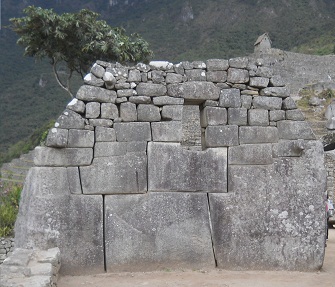 Tempel zu den 3 Fenstern: Die Rckseite
                            der linken Mauer - Nahaufnahme