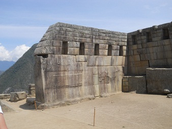 Die linke Mauer des Haupttempels, die
                    Innenansicht mit dem Innenraum mit Sonne