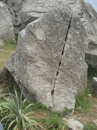 Stein mit gerader, industrieller Lochlinie von
                    Ausserirdischen, Nahaufnahme