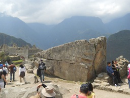 Der grosse Steinbruch von Machu Picchu mit
                    geschnittenen Gigasteinen