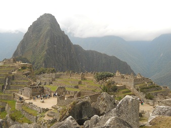 Sicht vom grossen Steinbruch auf den
                    Haupttempel, auf den Hauptplatz und auf den Hausberg
                    Huaynapicchu (gross)
