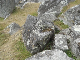 Der grosse Steinbruch von Machu Picchu: Stein mit flacher, geschnittener Flche und mit geschnittenen, rechten Winkeln