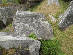 Der grosse Steinbruch von Machu Picchu: Weitere Steine mit flachen Flchen und rechten Winkeln