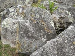 Der grosse Steinbruch von Machu Picchu: Steine
                    mit flachen, geschnittenen Flchen und mit
                    geschnittenen, rechten Winkel