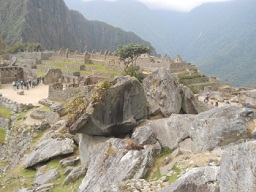 Der grosse Steinbruch von Machu Picchu: Steine mit flachen, geschnittenen Flchen und mit geschnittenen, rechten Winkel
