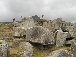 Der grosse Steinbruch von Machu Picchu: Stein
                    mit flachen Schnittflchen und Bergpanorama