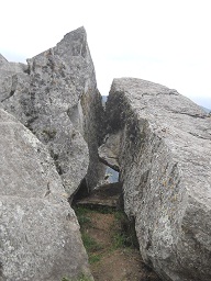 Der grosse Steinbruch von Machu Picchu: Geschnittene Gigasteine bilden einen Tunneldurchgang 0