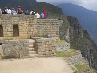 Machu Picchu: Aussenmauer des Gebudes am
                        Sonnenuhr-Platz 3