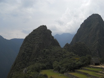 Machu Picchu: Sicht von der Sonnenpyramide auf
                    die beiden Hausberge Huchuypicchu und Huaynapicchu
                    mit der Silhouette eines Adlers, der die Flgel
                    anhebt 1