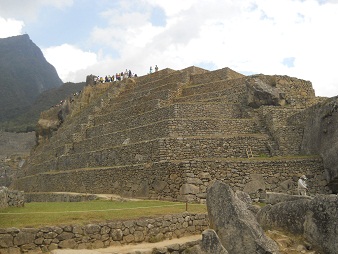 Machu Picchu, die Hinteransicht der
                    Sonnenpyramide mit ihren Terrassen 2