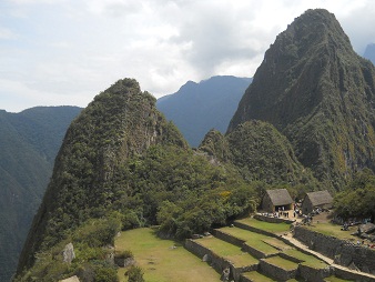 Machu Picchu: Sicht von der Sonnenpyramide aus
                    auf die beiden Hausberge Huchuypicchu und
                    Huaynapicchu in der Sonne 1