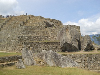 Machu Picchu: Die Hinteransicht der
                    Sonnenpyramide in der Sonne 2