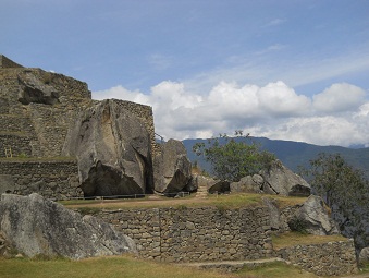 Machu Picchu: Die Hinteransicht der
                    Sonnenpyramide in der Sonne 3