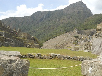 Machu Picchu: Der Eingang zum Zentralplatz und das Bergpanorama