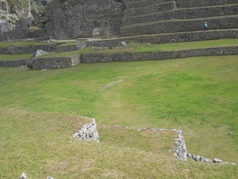 Machu Picchu: Zentralplatz, der Rasen 1