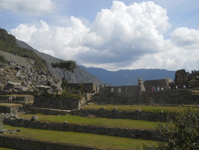Machu Picchu: Sicht vom Zentralplatz auf die beiden Tempel