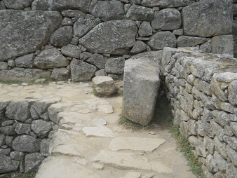 Machu Picchu, linke Terrassen des Zentralplatz, Weg mit Mauerwerk