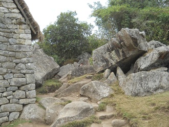Machu Picchu, Weiler mit dem heiligen Stein,
                    Steinbruch mit geschnittenen Gigasteinen 1