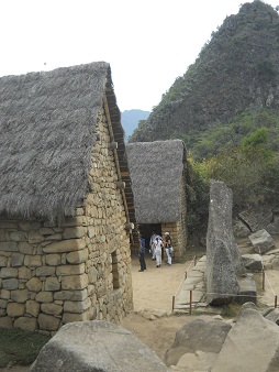 Machu Picchu, der heilige Stein mit der
                    Seitenansicht mit den Huschen
