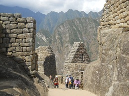 Machu Picchu, der Spaziergang zwischen den
                    Arbeitshusern hindurch mit der Aussicht auf die
                    Berge im Hintergrund