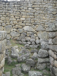 Machu Picchu, Arbeitshuser, da liegen einzelne
                    Steine herum 02