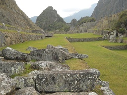 Machu Picchu, cantera central con piedras
                    planas gigantes