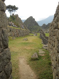 Machu Picchu, der Eingang zur grossen Terrasse
                    neben des Zentralplatzes, und Sicht auf den kleinen
                    Hausberg Huchuypicchu
