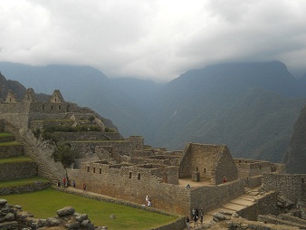 Machu Picchu, Sicht von der grossen Terrasse
                    neben dem Zentralplatz zu den Arbeitshuser,
                    Spiegeltempel und die grosse Mauer